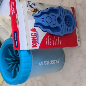 KONG Zoom Groom and Mudbuster Paw Cleaner Set